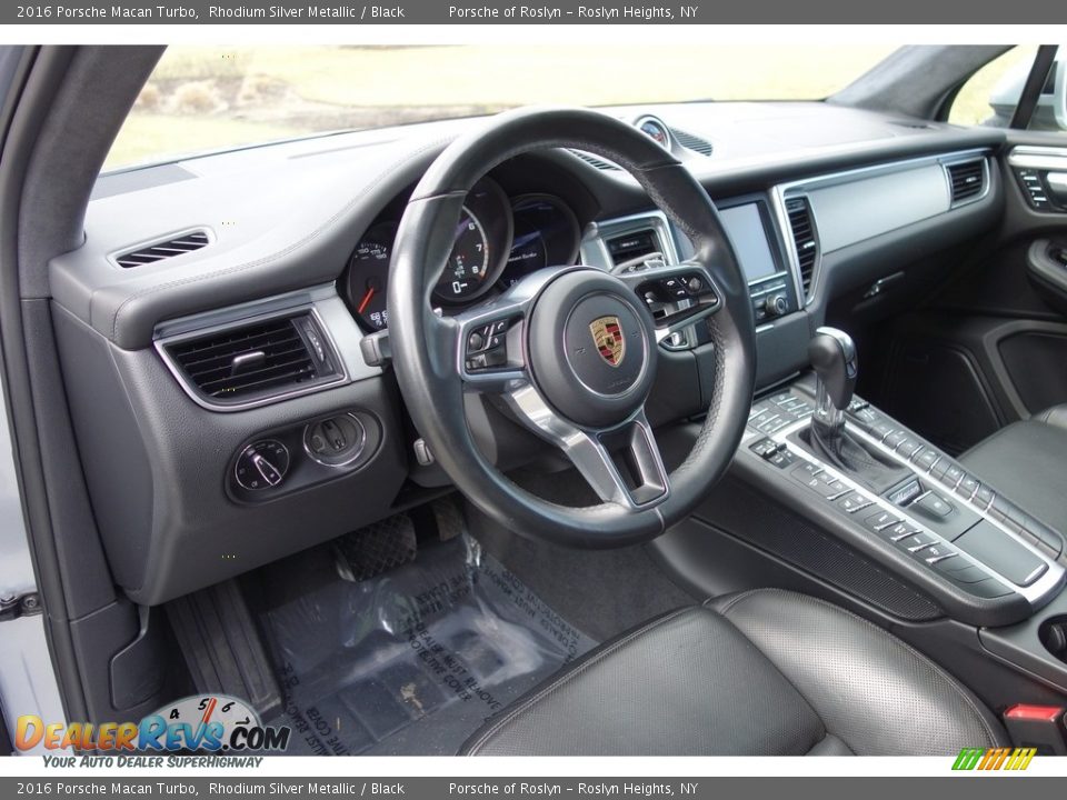 Dashboard of 2016 Porsche Macan Turbo Photo #19