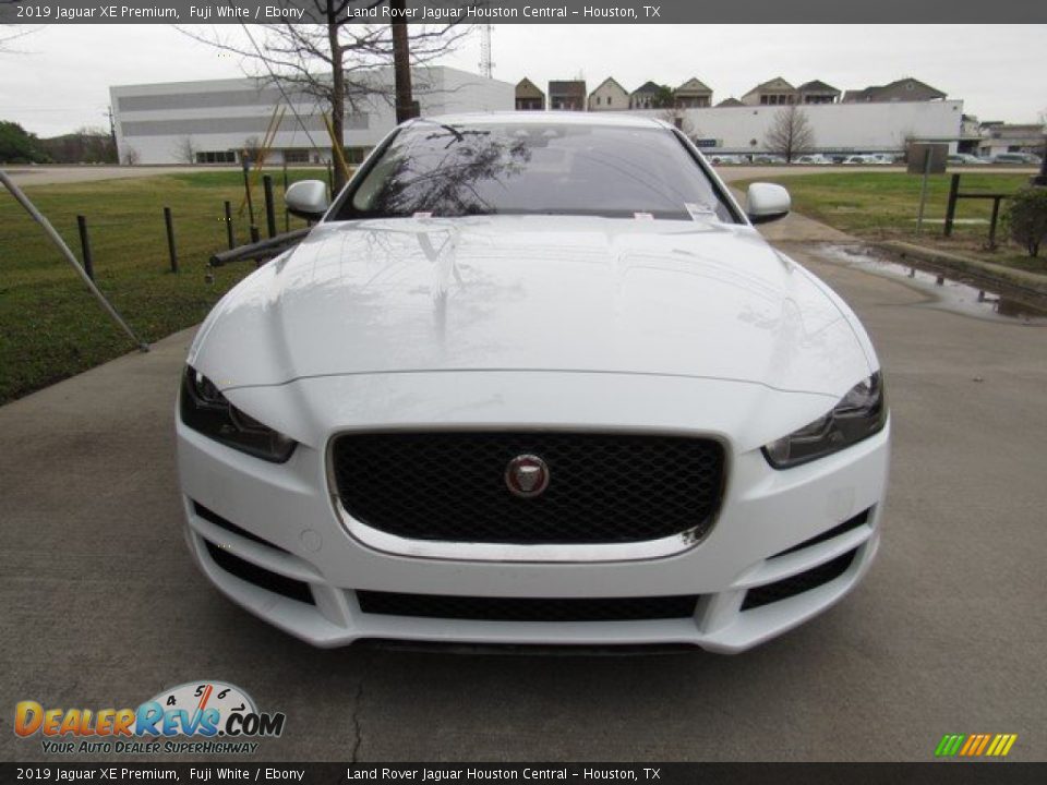 2019 Jaguar XE Premium Fuji White / Ebony Photo #11