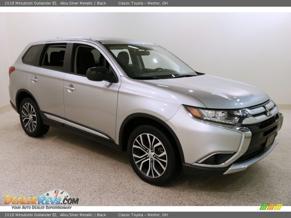 Front 3/4 View of 2018 Mitsubishi Outlander ES Photo #1