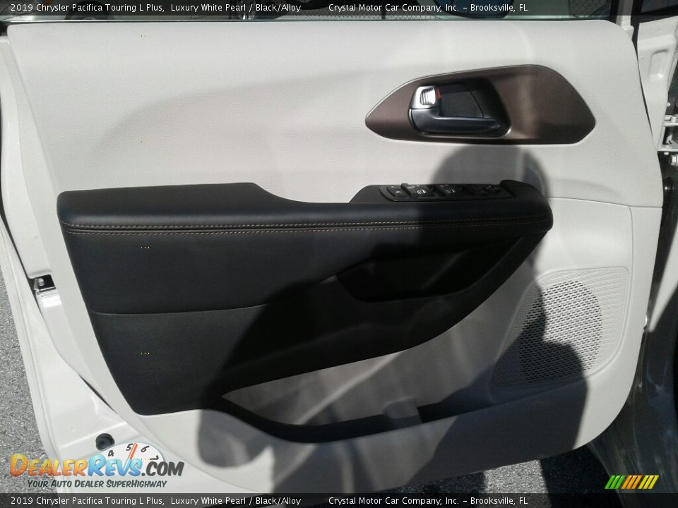 2019 Chrysler Pacifica Touring L Plus Luxury White Pearl / Black/Alloy Photo #17