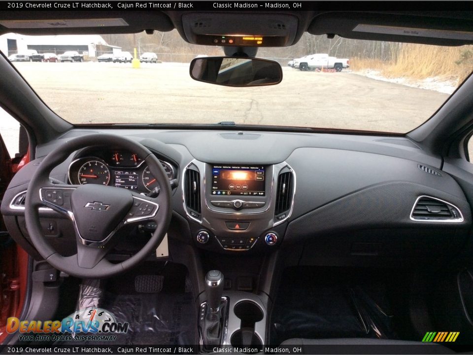 Dashboard of 2019 Chevrolet Cruze LT Hatchback Photo #11