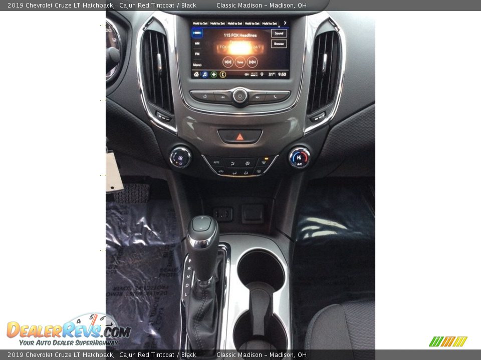 Controls of 2019 Chevrolet Cruze LT Hatchback Photo #13