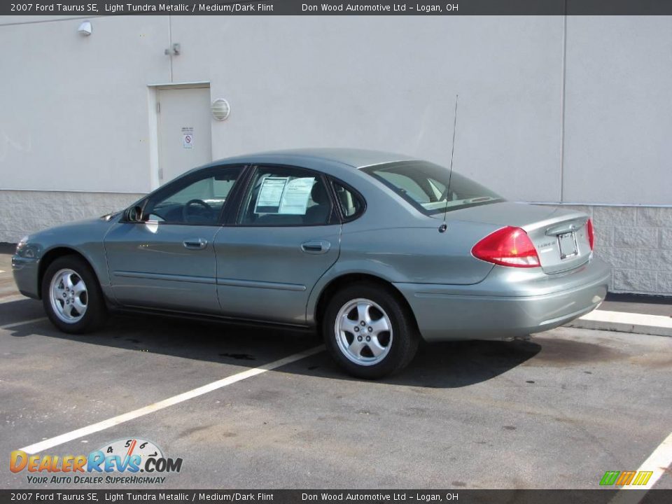 2007 Ford Taurus SE Light Tundra Metallic / Medium/Dark Flint Photo #2