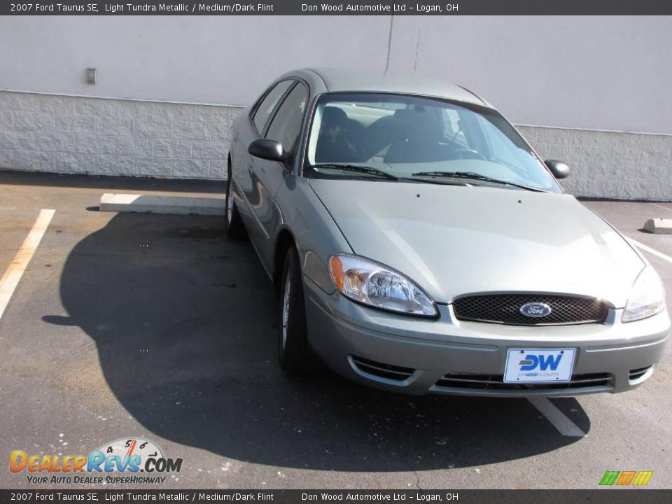 2007 Ford Taurus SE Light Tundra Metallic / Medium/Dark Flint Photo #7