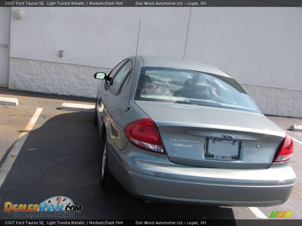 2007 Ford Taurus SE Light Tundra Metallic / Medium/Dark Flint Photo #8