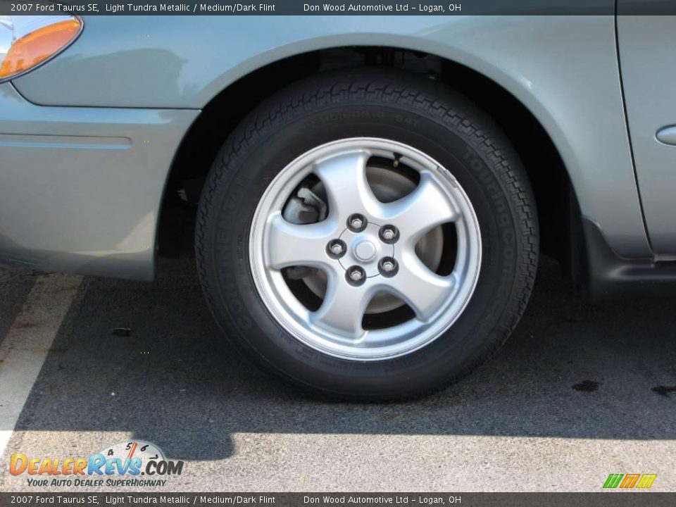2007 Ford Taurus SE Light Tundra Metallic / Medium/Dark Flint Photo #17