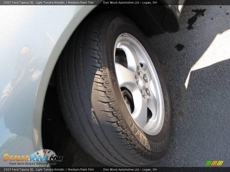 2007 Ford Taurus SE Light Tundra Metallic / Medium/Dark Flint Photo #18