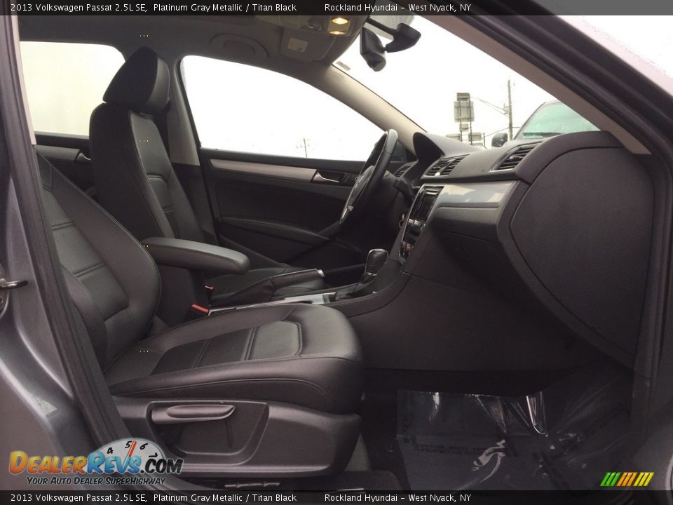 2013 Volkswagen Passat 2.5L SE Platinum Gray Metallic / Titan Black Photo #24