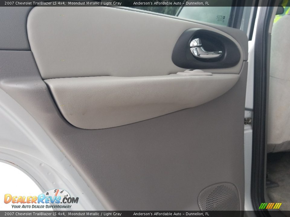 2007 Chevrolet TrailBlazer LS 4x4 Moondust Metallic / Light Gray Photo #14