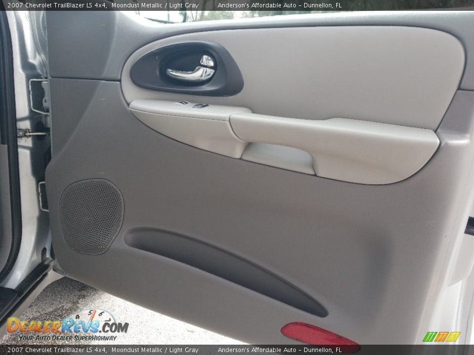 2007 Chevrolet TrailBlazer LS 4x4 Moondust Metallic / Light Gray Photo #17
