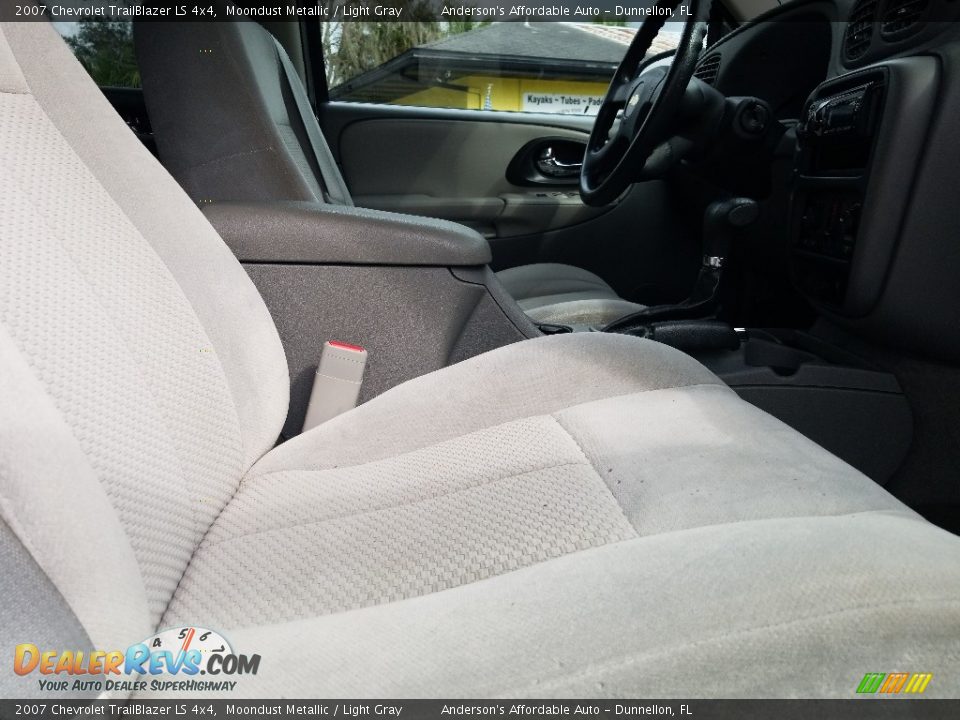 2007 Chevrolet TrailBlazer LS 4x4 Moondust Metallic / Light Gray Photo #18