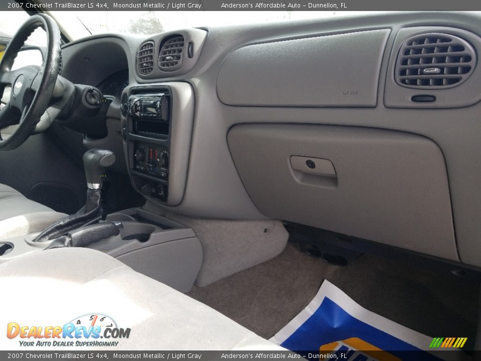 2007 Chevrolet TrailBlazer LS 4x4 Moondust Metallic / Light Gray Photo #19