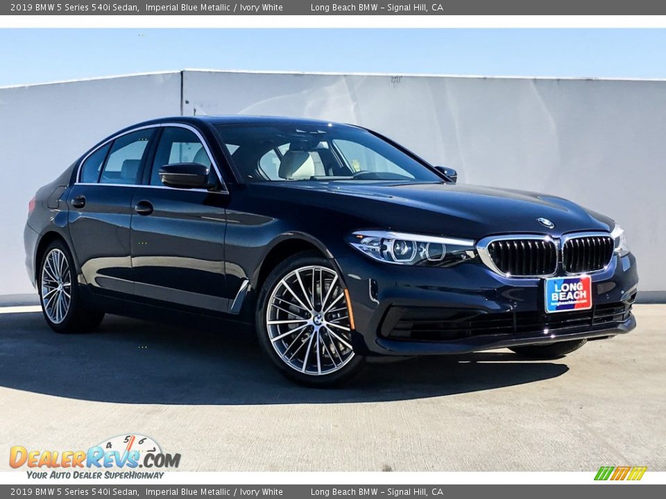 Front 3/4 View of 2019 BMW 5 Series 540i Sedan Photo #12