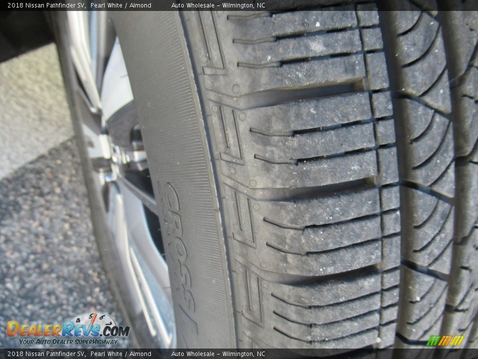 2018 Nissan Pathfinder SV Pearl White / Almond Photo #10