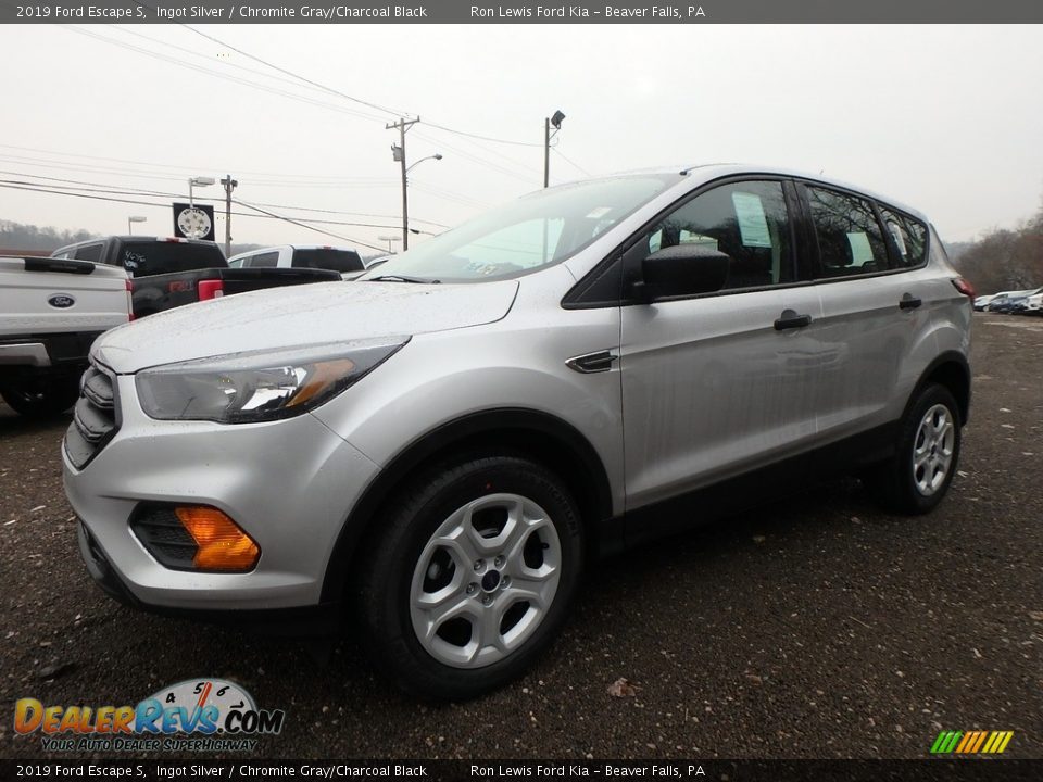 Front 3/4 View of 2019 Ford Escape S Photo #7
