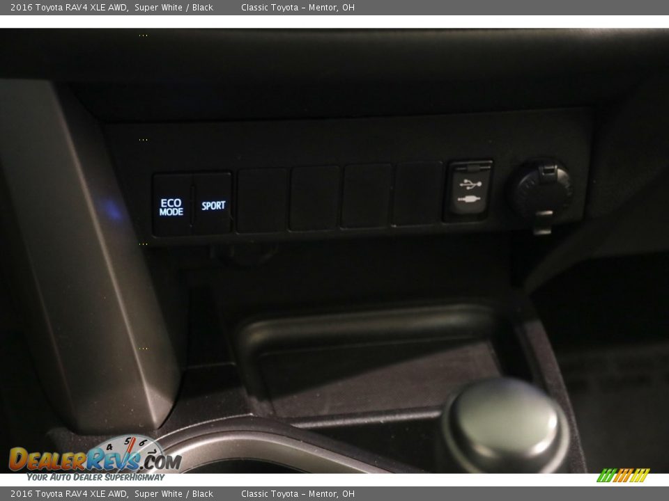 2016 Toyota RAV4 XLE AWD Super White / Black Photo #13