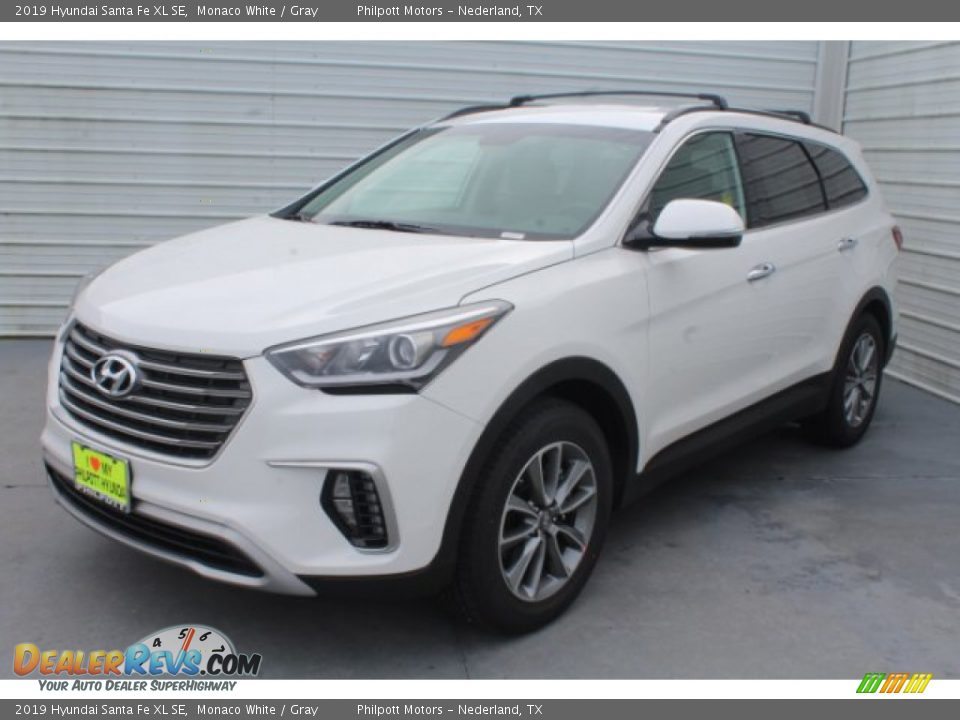 Front 3/4 View of 2019 Hyundai Santa Fe XL SE Photo #4