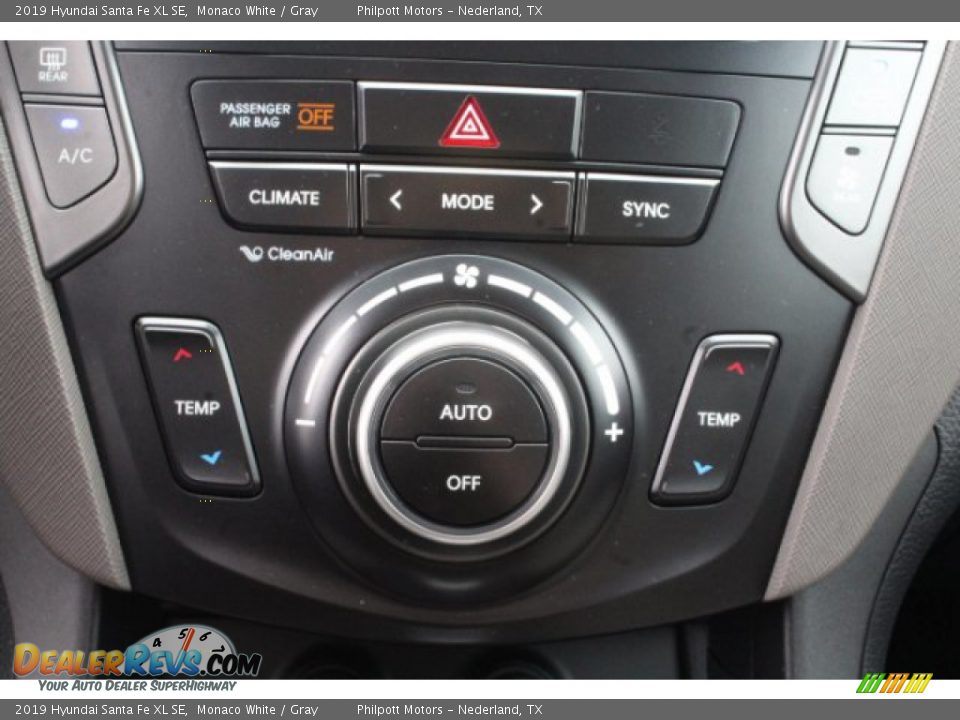 Controls of 2019 Hyundai Santa Fe XL SE Photo #13