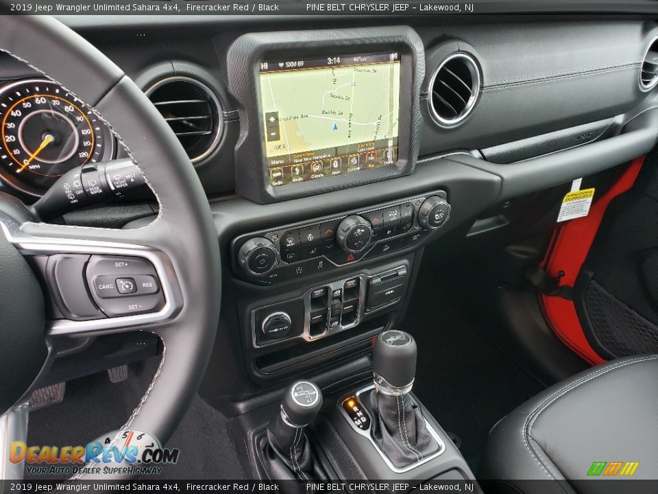Dashboard of 2019 Jeep Wrangler Unlimited Sahara 4x4 Photo #10