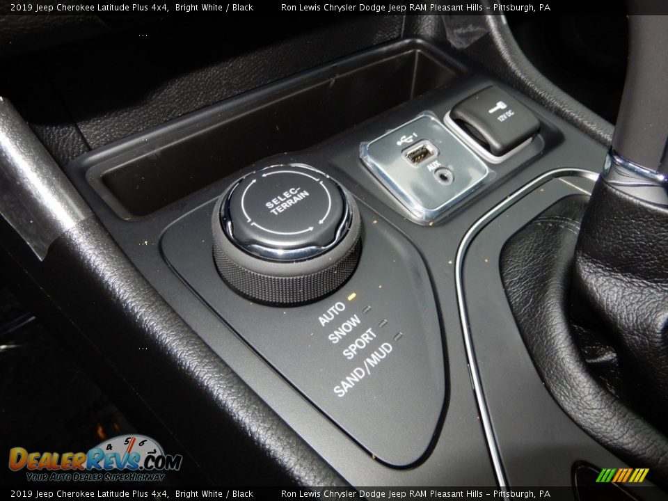 2019 Jeep Cherokee Latitude Plus 4x4 Bright White / Black Photo #17