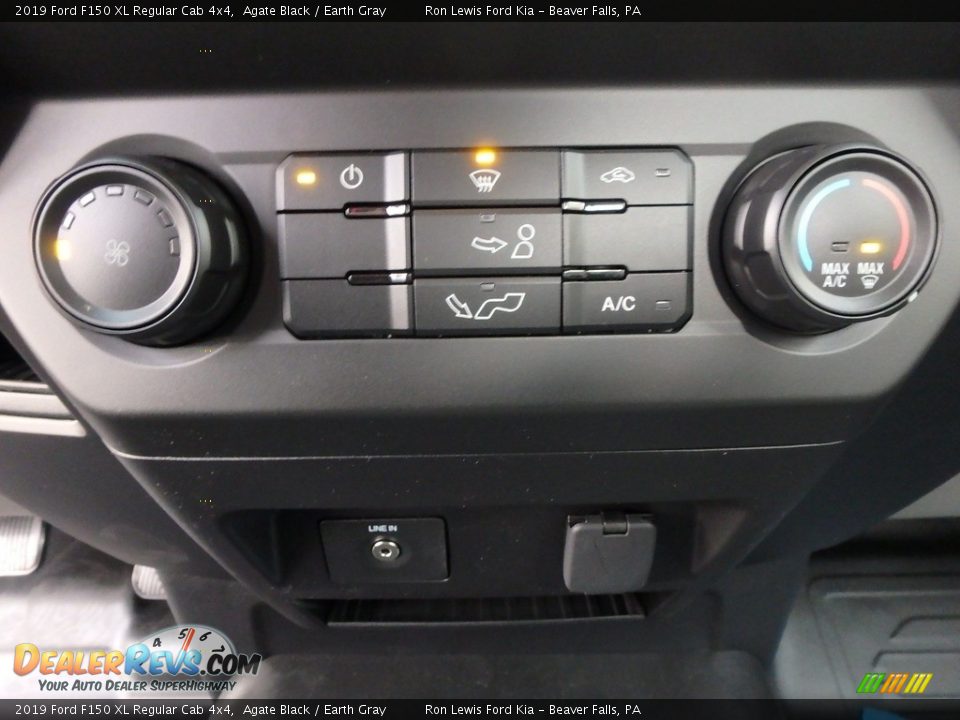 Controls of 2019 Ford F150 XL Regular Cab 4x4 Photo #19