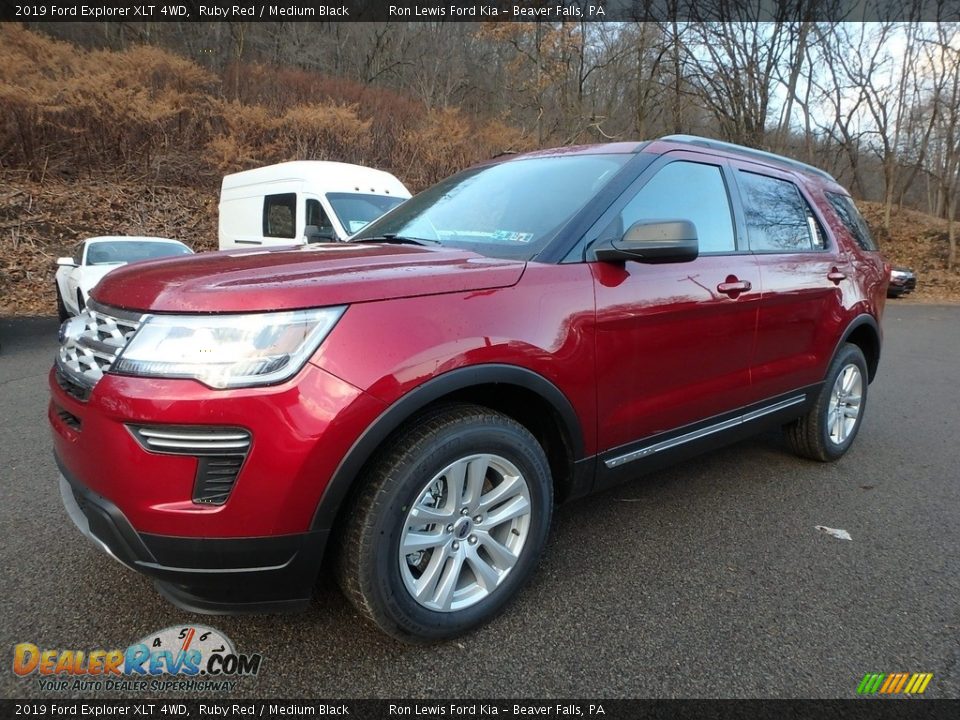Front 3/4 View of 2019 Ford Explorer XLT 4WD Photo #7