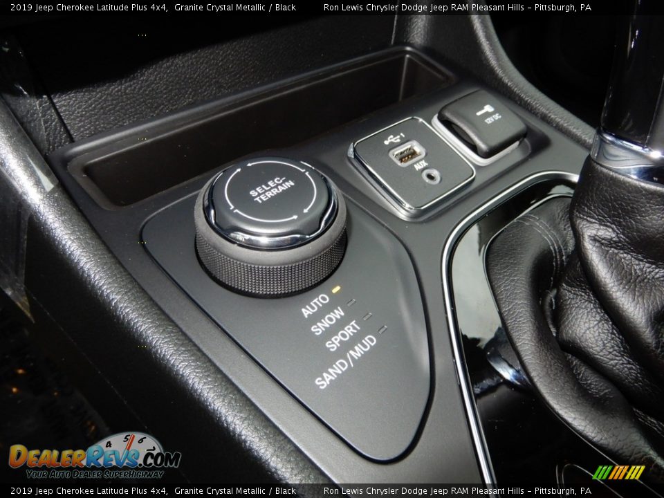 2019 Jeep Cherokee Latitude Plus 4x4 Granite Crystal Metallic / Black Photo #18