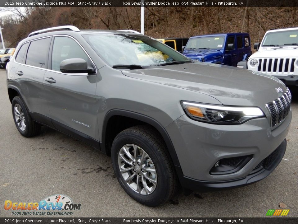 Front 3/4 View of 2019 Jeep Cherokee Latitude Plus 4x4 Photo #9