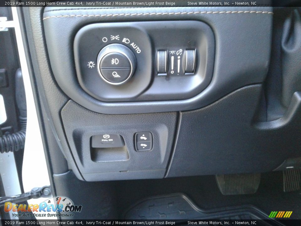 2019 Ram 1500 Long Horn Crew Cab 4x4 Ivory Tri–Coat / Mountain Brown/Light Frost Beige Photo #17
