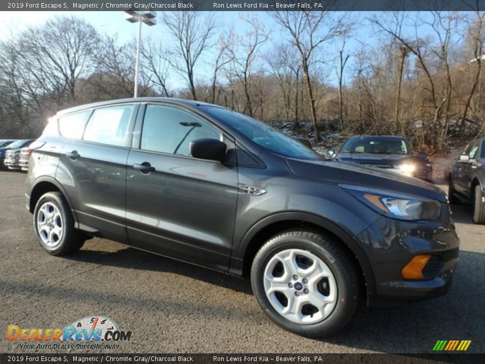 Front 3/4 View of 2019 Ford Escape S Photo #9