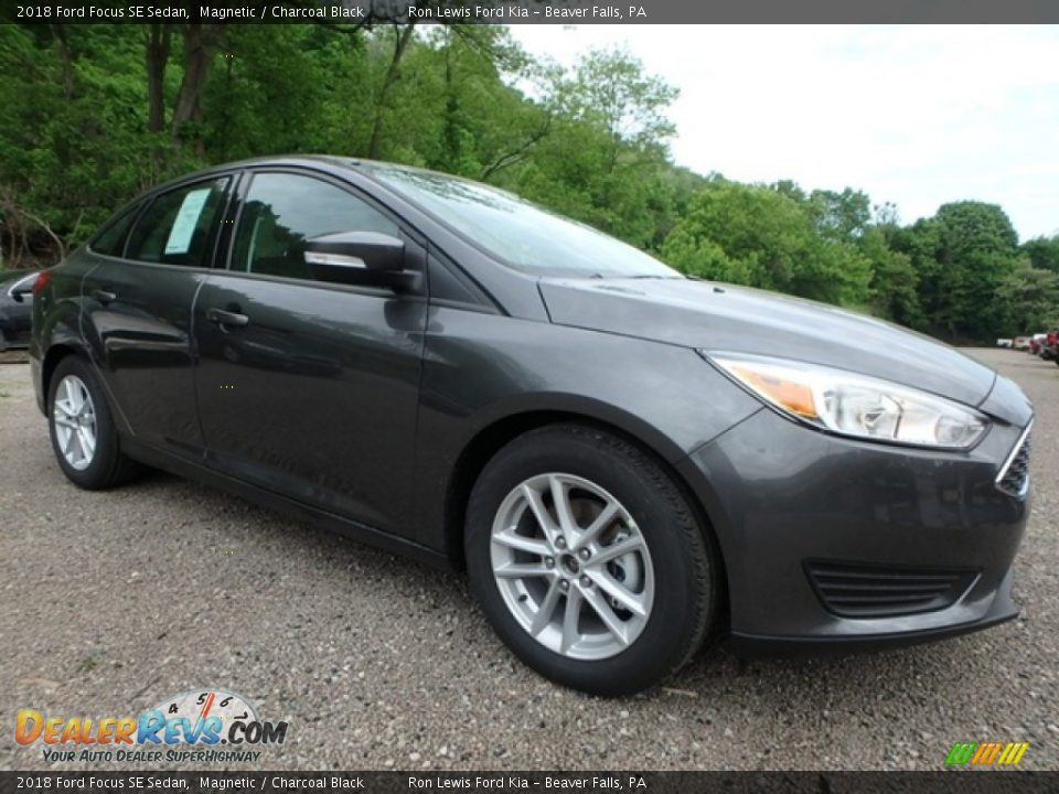 2018 Ford Focus SE Sedan Magnetic / Charcoal Black Photo #9