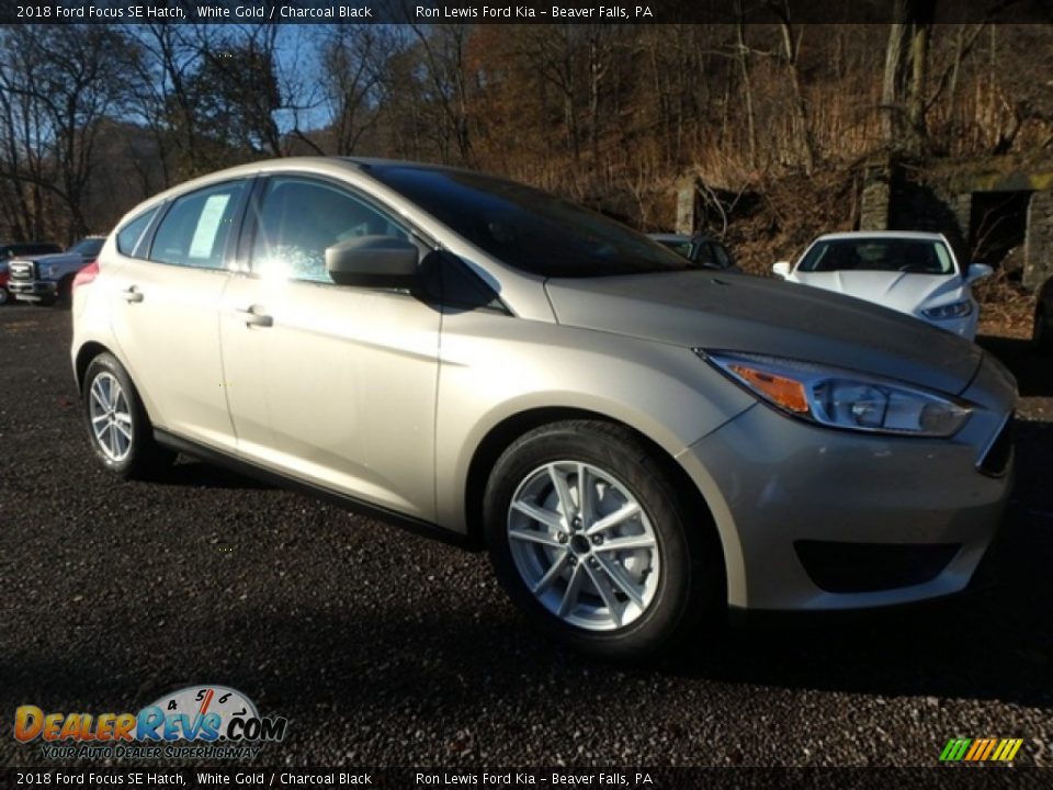 2018 Ford Focus SE Hatch White Gold / Charcoal Black Photo #10