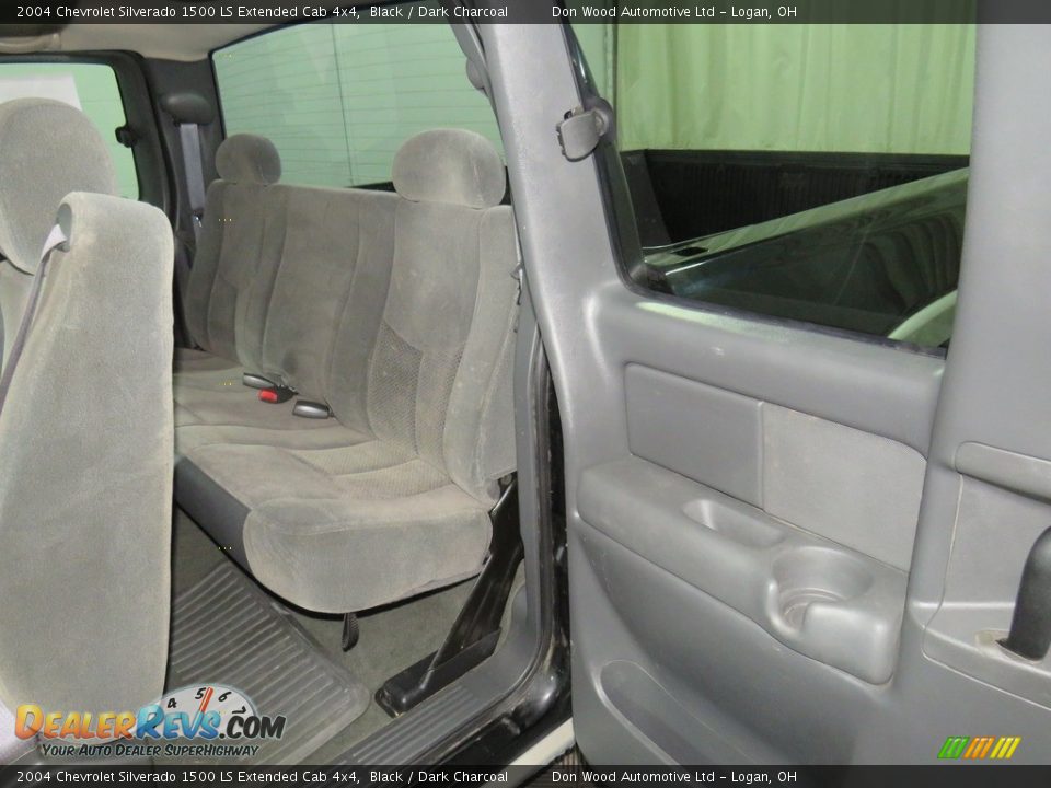 2004 Chevrolet Silverado 1500 LS Extended Cab 4x4 Black / Dark Charcoal Photo #16