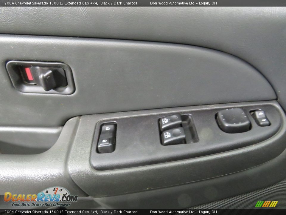 2004 Chevrolet Silverado 1500 LS Extended Cab 4x4 Black / Dark Charcoal Photo #24