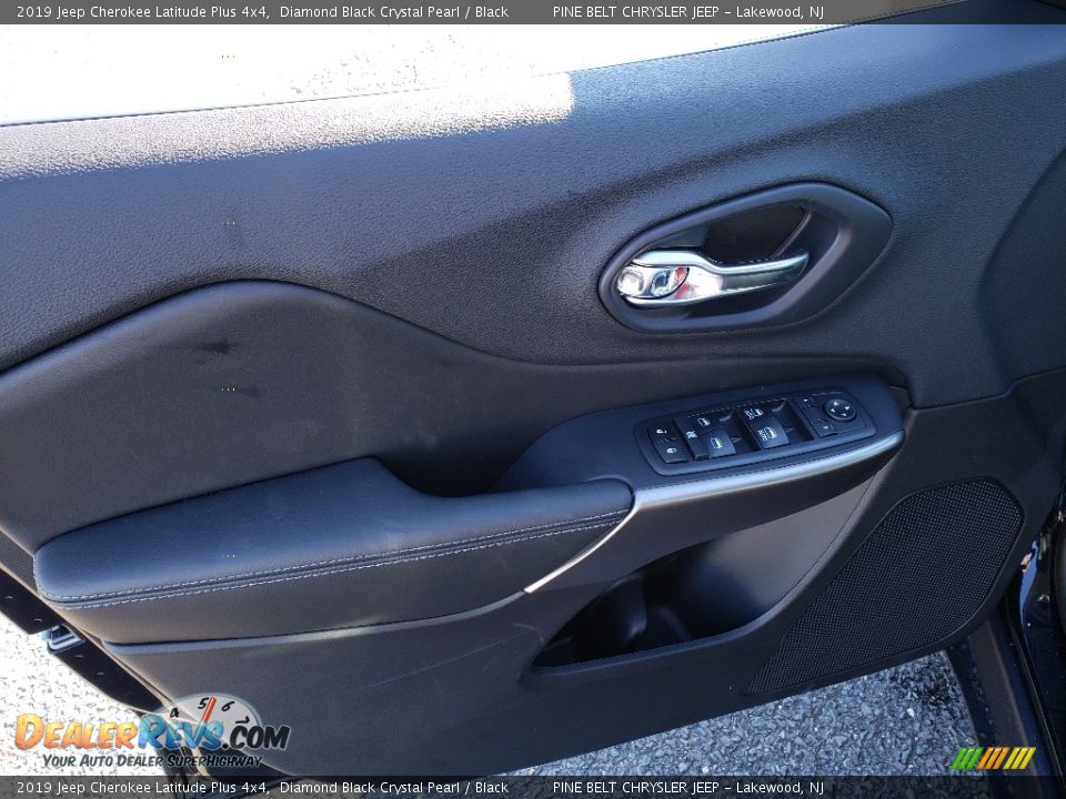 2019 Jeep Cherokee Latitude Plus 4x4 Diamond Black Crystal Pearl / Black Photo #8