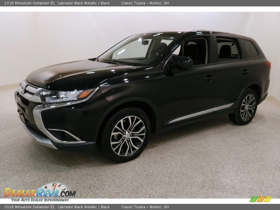 Front 3/4 View of 2018 Mitsubishi Outlander ES Photo #3