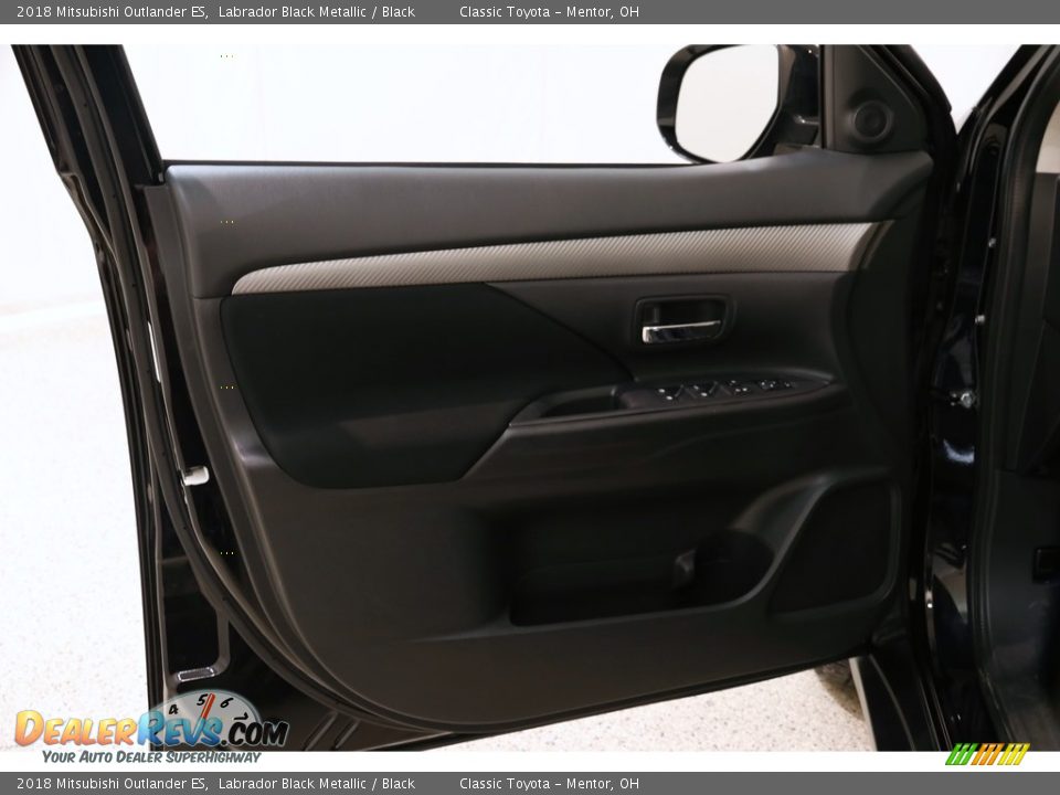 Door Panel of 2018 Mitsubishi Outlander ES Photo #4
