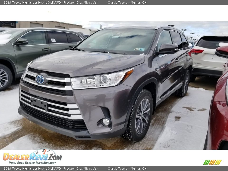 Front 3/4 View of 2019 Toyota Highlander Hybrid XLE AWD Photo #1