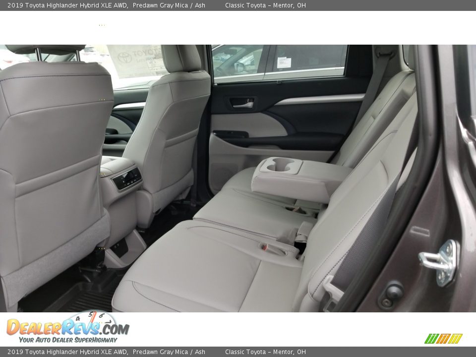 Rear Seat of 2019 Toyota Highlander Hybrid XLE AWD Photo #3
