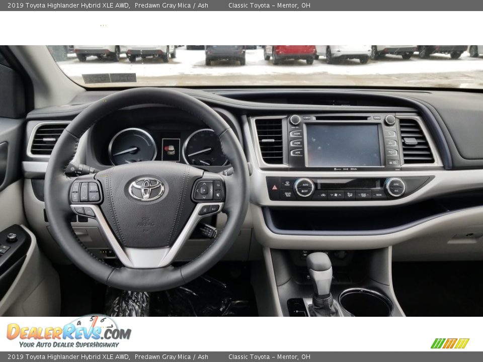 Dashboard of 2019 Toyota Highlander Hybrid XLE AWD Photo #4