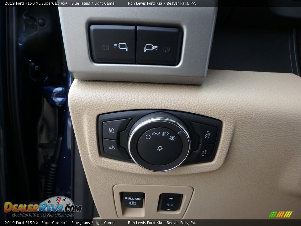 Controls of 2019 Ford F150 XL SuperCab 4x4 Photo #17