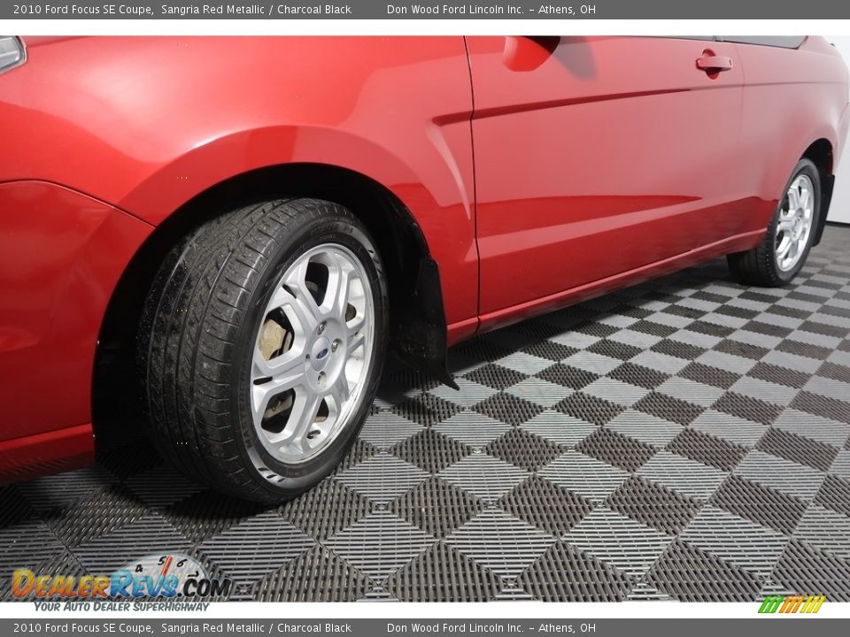 2010 Ford Focus SE Coupe Sangria Red Metallic / Charcoal Black Photo #12