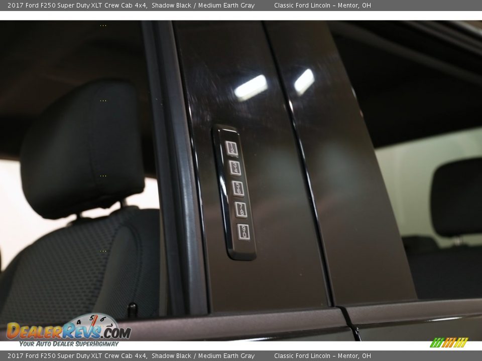 2017 Ford F250 Super Duty XLT Crew Cab 4x4 Shadow Black / Medium Earth Gray Photo #4