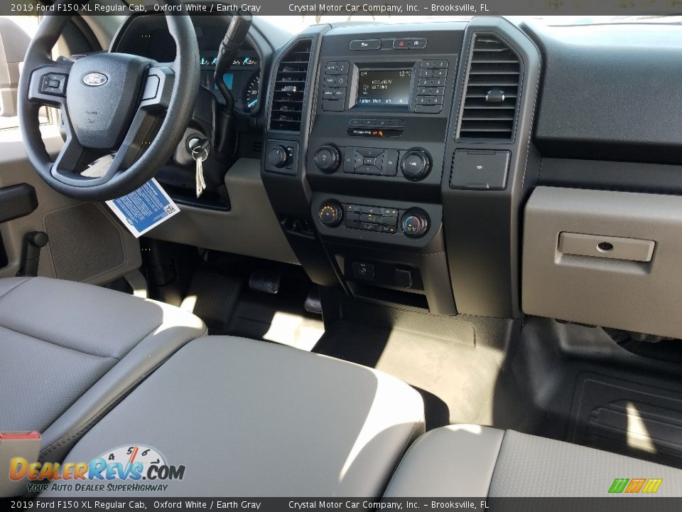 Dashboard of 2019 Ford F150 XL Regular Cab Photo #12
