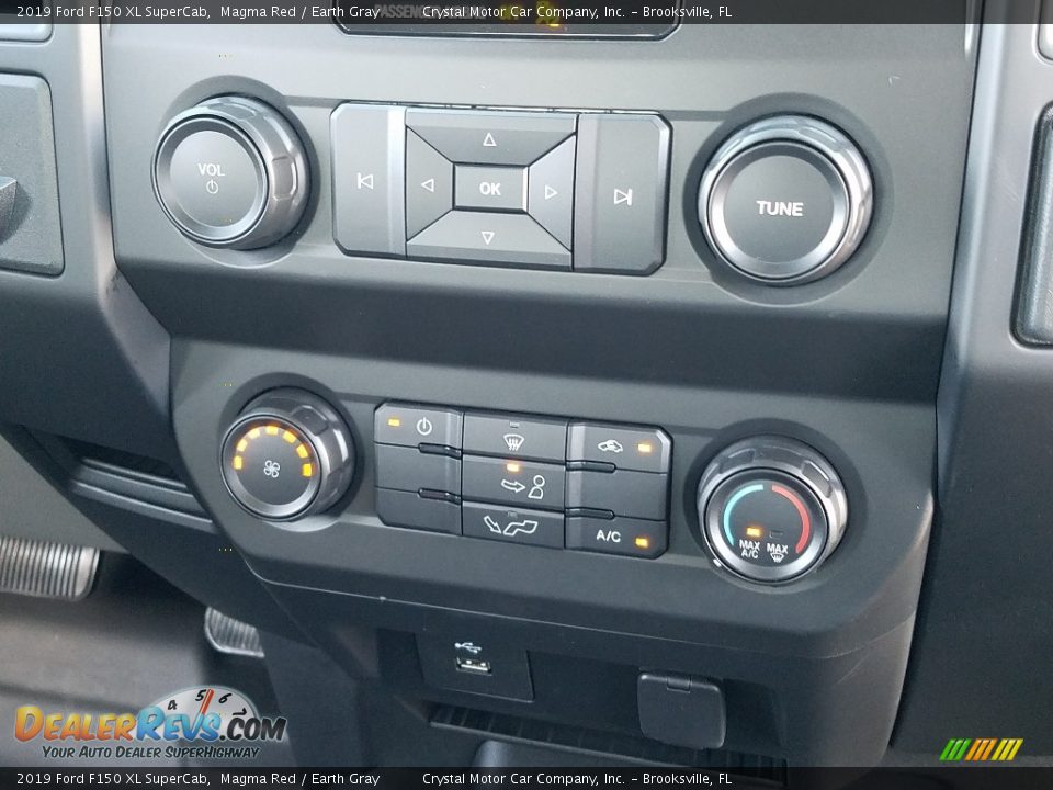 Controls of 2019 Ford F150 XL SuperCab Photo #16