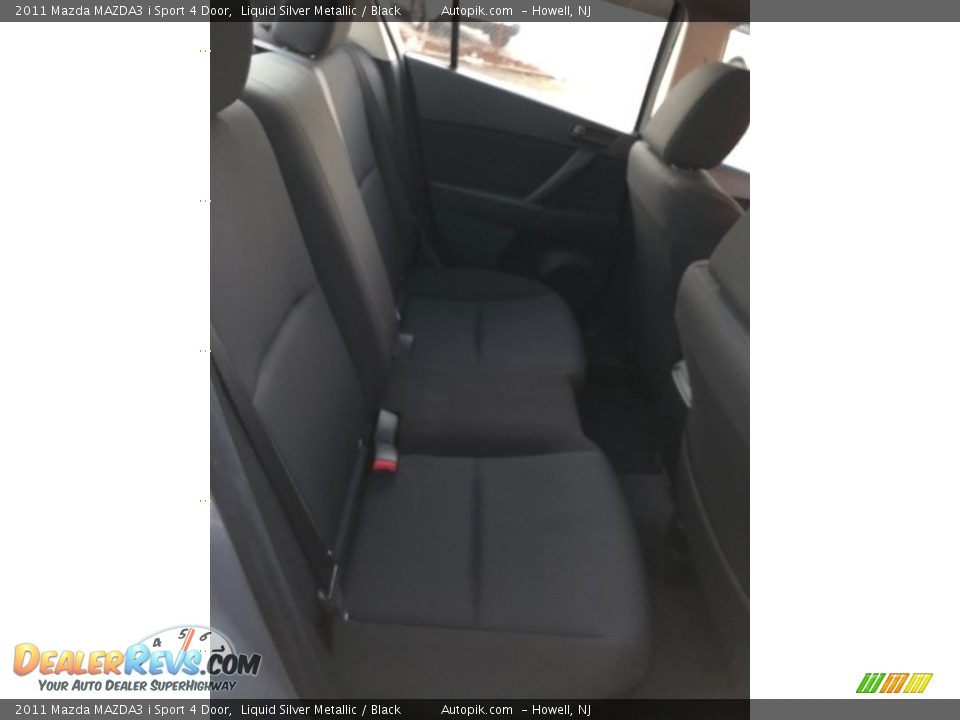 2011 Mazda MAZDA3 i Sport 4 Door Liquid Silver Metallic / Black Photo #17