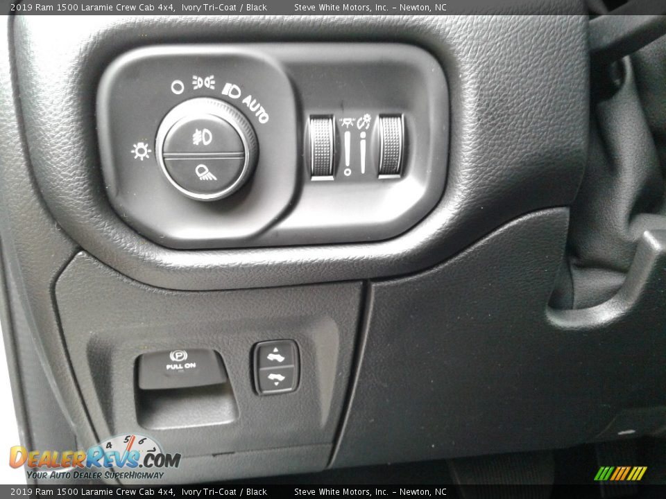 2019 Ram 1500 Laramie Crew Cab 4x4 Ivory Tri–Coat / Black Photo #17
