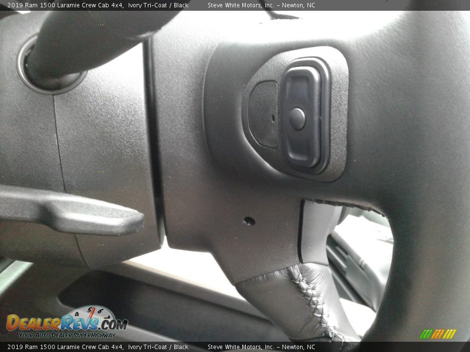 2019 Ram 1500 Laramie Crew Cab 4x4 Ivory Tri–Coat / Black Photo #18