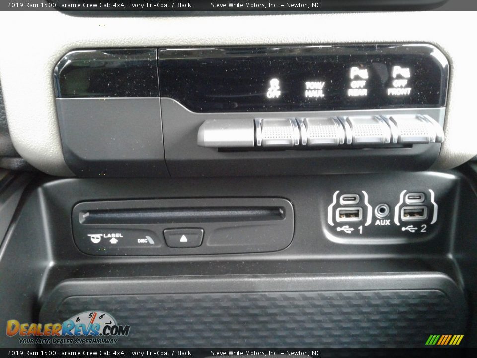 2019 Ram 1500 Laramie Crew Cab 4x4 Ivory Tri–Coat / Black Photo #31