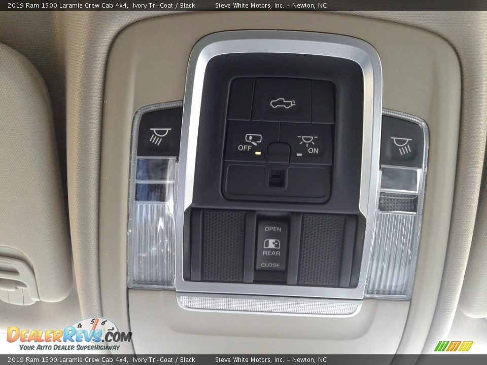 2019 Ram 1500 Laramie Crew Cab 4x4 Ivory Tri–Coat / Black Photo #33